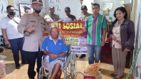 HUT Bhayangkara ke-77 , Polsekta Berastagi Beri Bantuan Kursi Roda dan Bagikan Sembako
