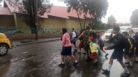 Humanisnya Babinsa Koramil 03/Berastagi Seberangkan Anak Sekolah Masehi Berastagi