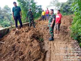 Jalan Desa Jinabun Tertimbun Longsor, Lalin Terputus , Danramil 05/PY : Tetap Waspada terhadap Curah Hujan Tinggi
