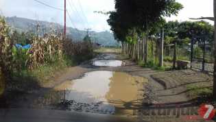 Rusak Parah, Kades Lau Kapur Minta Jalan Satu Setengah Kilo Meter di Desanya Diperbaiki