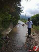 Aspal Jalan Tertutupi Genangan Air Campur Lumpur Menuju ke Desa Mbalbal Petarum