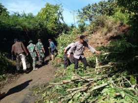 Sinergitas TNI-Polri Dan Warga Di Desa Torong Bersihkan Tanah Longsor