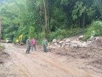 Material Longsor Tutupi Jalan Daulu - Semangat Gunung, Babinsa Koramil 03/BT Bersama Balai Besar Wilayah Sungai Sumut 2 Dan Dibantu Warga Lakukan Pembersihan