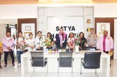 Anggota DPR RI Hinca IP Panjaitan Bawa Bunga Ke Polres Karo Bersama Puluhan Petani