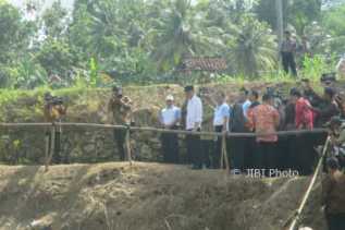 Presiden Jokowi Tinjau Banjir Akibat Badai Cempaka di Solo, Janji Perbaiki Jembatan Rusak