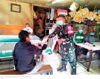 Babinsa Kodim 0205/Tanah Karo Bagikan Masker di Berastagi, Antisipasi Dampak Abu Vulkanik Gunung Sinabung