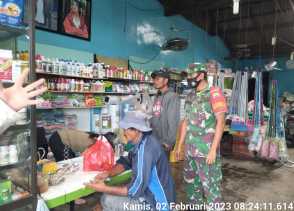 Untuk Meningkatkan Ketahanan Pangan, Babinsa Koramil 04/SE Cek Ketersediaan Pupuk Subsidi Ke Pengecer Resmi