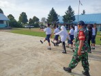 Babinsa Koramil 03/BT Berikan Pelatihan PBB dan Wasbang Pelajar SMP Negeri 4 Kabanjahe