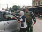 Danramil 04/SE Kapten Inf Gandhi dan Forkopimca Bagikan Bendera Kobarkan Nasionalisme