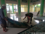 Babinsa Koramil 08/Tigabinanga Bantu Pengurus Masjid Bersihkan Prasarana Ibadah Sebelum Sholat Jumat