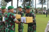 Dandim 0205/TK Letkol Inf Ahmad Afriyan Rangkuti Berikan Bingkisan Natal kepada Personilnya Nasrani