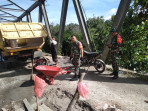 Atasi Kesulitan Rakyat , Babinsa Koramil 05/Payung Kodim 0205/TK Bantu Perbaiki Jembatan Kite Kambing