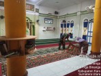 Jumat Bersih, Babinsa Koramil 08/TB Bersihkan Masjid Istigkomah Tigabinanga