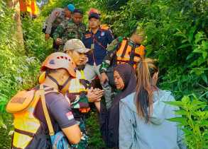 Dandim 0205/TK Letkol Inf Benny Angga Berikan Doa Ðan Support Kepada Ibu Korban Yang hanyut di Aliran Sungai Lau Biang