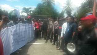 Warga Singkuang Demo ke PN dan DPRD Madina, Tuntut Lahan Dikembalikan PT.RPR
