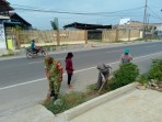 Semangat Kebersamaan Babinsa Bersama Masyarakat Lakukan Gotong Royong Wujudkan Lingkungan Yang Bersih Dan Sehat