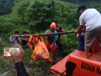Warga Desa Kem - Kem Yang Hanyut Terbawa Arus Sungai Sudah Ditemukan Di Lau Gunung Dairi, Danramil 08/TB : Korban Sudah Diserahkan Kepada Keluarganya