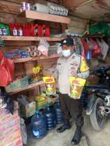 Personil Polsek Munthe Cek Ketersedian Minyak Goreng Di Desa Munthe Jelang Lebaran