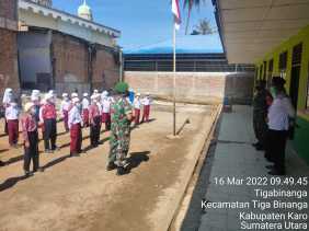 Babinsa Koramil 08/TB Perkenalkan Salam Pancasila Kepada Siswa SD Madrasah