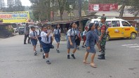 Peduli Keselamatan, Babinsa Koramil 03/Berastagi Bantu Seberangkan Anak Sekolah