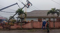 Angin Kencang Mengakibatkan Tiang Listrik tumbang, Manager PT. PLN (Persero) ULP Gundaling, Harry Sinaga Langsung Tanggap