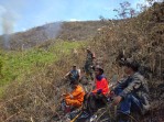 Babinsa Koramil 02/TP dan Manggala Agni KPH 15 Beserta Polri Sigap Padamkan Api di Perbukitan Sipiso-Piso