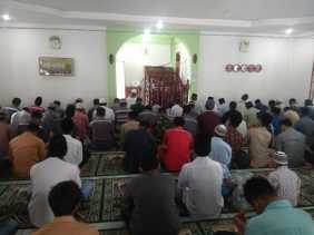 Babinsa Salat Jumat bersama Warga di Masjid Nurul Islam (Tiganderket )