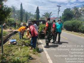 Babinsa Koramil 08/TB Bersama Warga Gotong Royong Bersihkan Jalan