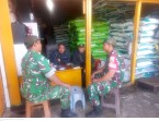Babinsa Koramil 03/Berastagi Komsos dengan Pemilik Kios Pupuk UD Rizkina Tani