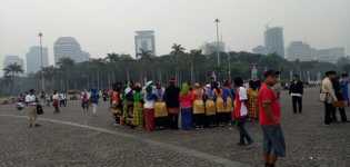 Kampanye Damai: Massa Pendukung Jokowi dan Prabowo Gunakan Pakaian Adat