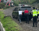 Personel Polres Tanah Karo Berjibaku Dorong Mobil di Jalan Lintas Berastagi - Medan