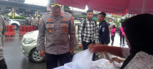 Kapolres Karo AKBP Ronny Nicolas Sidabutar Borong Takjil Produk UMKM Kota Kabanjahe Lalu Dibagikan Kepada Masyarakat
