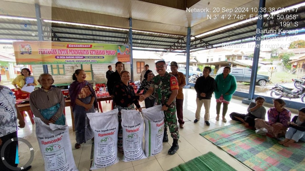 Untuk Meningkatkan Ketapang, Pemdes Barungkersap Bagikan Pupuk Organik Kepada Warganya Sebanyak 550 Kg Per KK