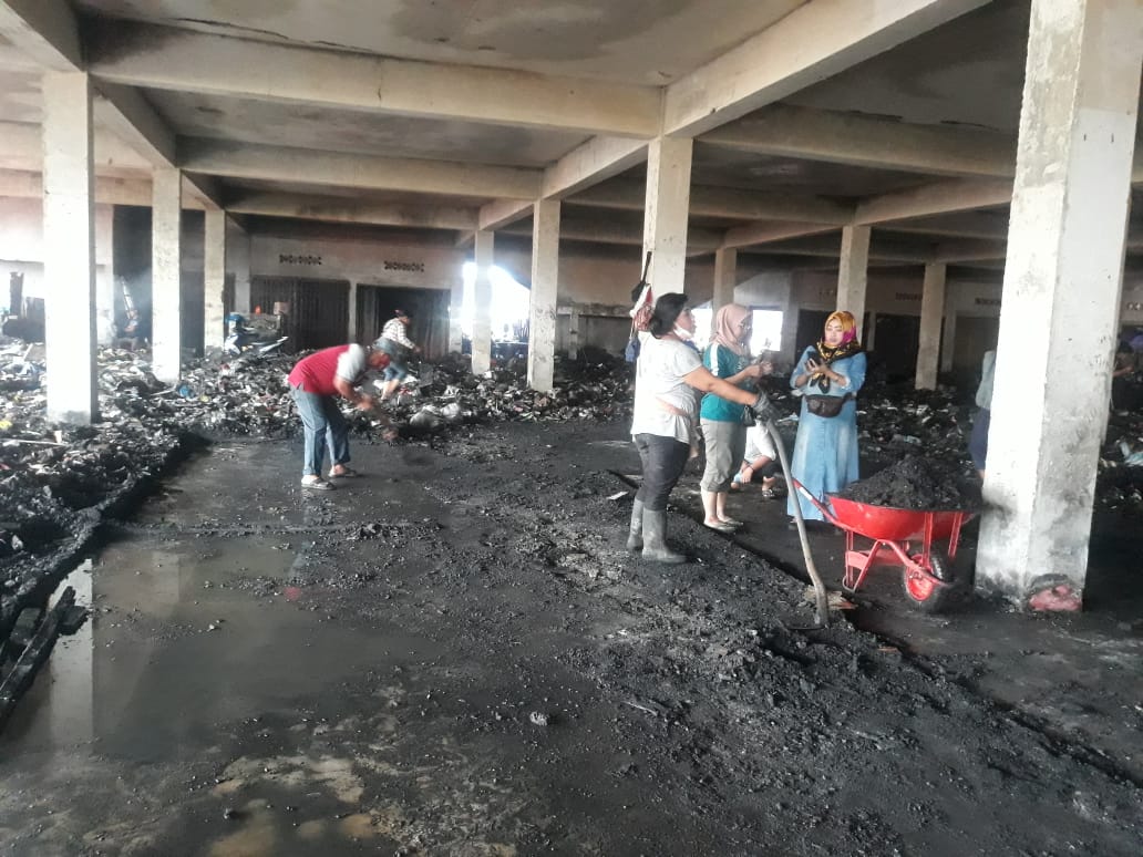 Para Pedagang Bersihkan Bangunan  Untuk Tempat Berjualan di Bekas Kebakaran Pasar Berastagi