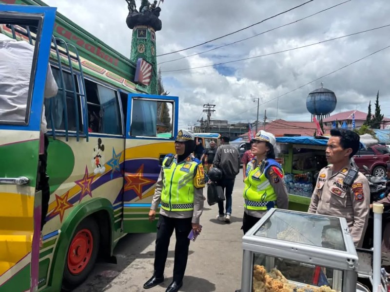 Kasat Lantas Polres Tanah Karo AKP Rabiah Adawiyah Hasibuan Tindak Tegas Angkutan Yang Membawa Penumpang Di Atap Kasat Lantas Polres Tanah Karo AKP Rabiah Adawiyah Hasibuan Tindak Tegas Angkutan Yang Membawa Penumpang Di Atap