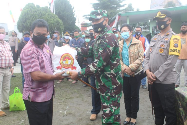 Dandim 0205/TK Salurkan Bantuan Sembako Pangdam I/BB -  Kapoldasu ke Warga Terdampak Erupsi Sinabung