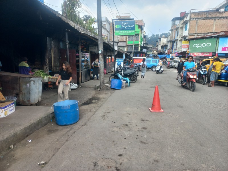 Bupati Karo Melalui Kadis Lingkungan Hidup Bagikan Tong Sampah Kepada Masyarakat Kelurahan Pasar Berastagi 