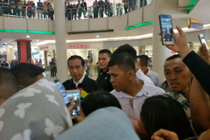 Tiba di Riau, Malamnya Presiden Jokowi Blusukan ke Mal di Pekanbaru