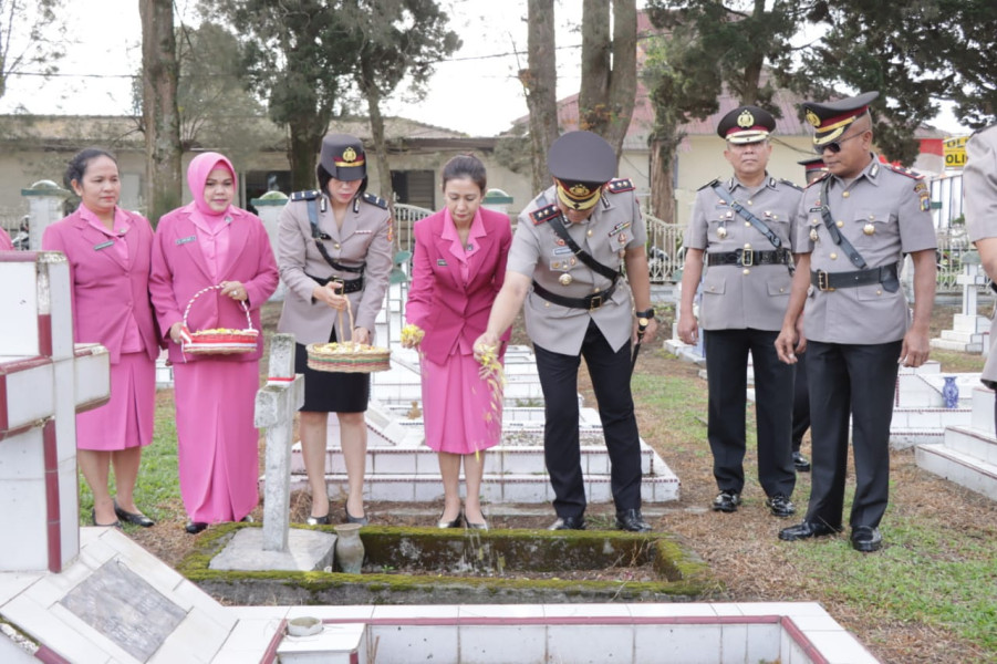 Sambut HUT Bhayangkara Ke-77 , Kapolres Tanah Karo AKBP Ronny Nicolas Sidabutar Pimpin Ziarah ke Makam Pahlawan