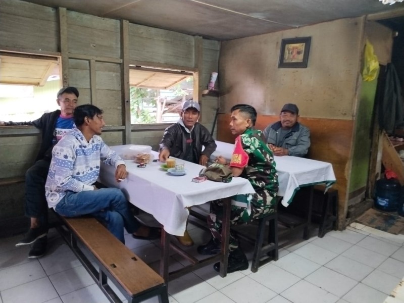 Situasi Apapun Babinsa Selalu Menyempatkan Waktu Untuk Lakukan Komsos Bersama Warga Binaan