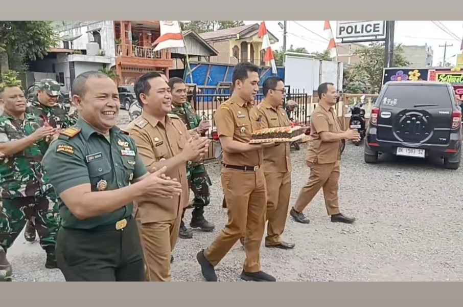 Surprise Danramil 02/TP Dan Camat Tigapanah, Camat Dolatrayat dan Camat Merek Berikan Kue Ulang Tahun Kepada Kapolsek Tigapanah Pada Hut Bhayangkara ke-78