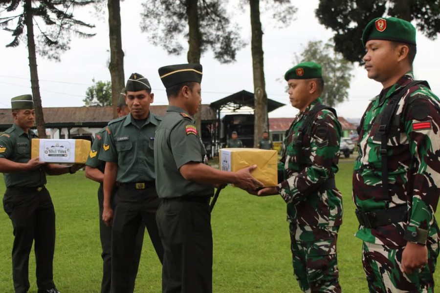 Dandim 0205/TK Letkol Inf Ahmad Afriyan Rangkuti Serahkan Bingkisan Lebaran Kepada Prajurit dan PNS TNI Dandim 0205/TK Letkol Inf Ahmad Afriyan Rangkuti Serahkan Bingkisan Lebaran Kepada Prajurit dan PNS TNI