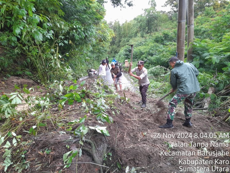 Gerak Cepat, Babinsa Koramil 01/BJ Dan Bhabinkamtibmas Polsek Barusjahe Bantu Warga Bersihkan Jalan Akibat Tanah Longsor