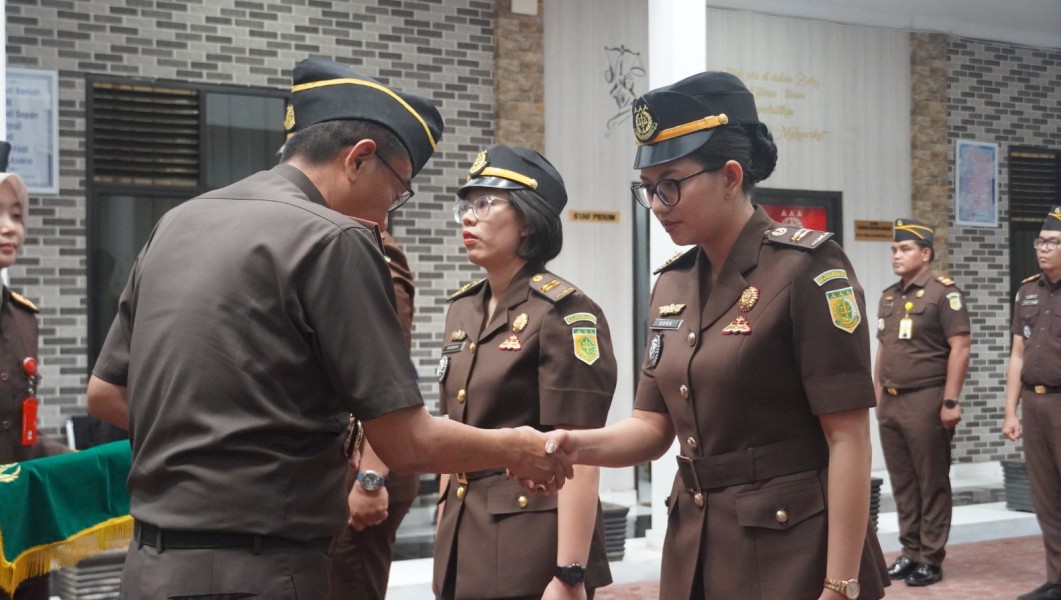 Tiga Pejabat Kejaksaan Negeri Karo Dilantik Edmond Novvery Purba SH.MH Sebagai Kasipidsus, Kasipidum Dan Kepala Subseksi Penyidik