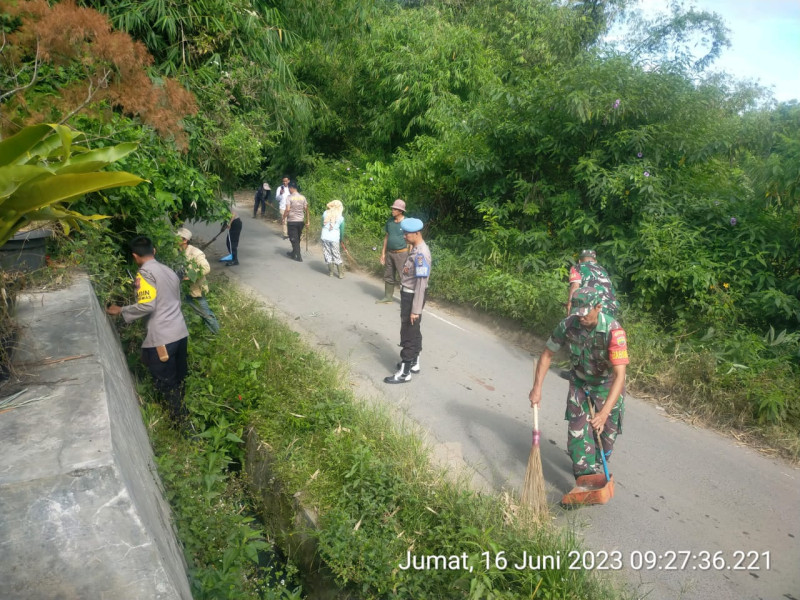 Kekompakan Personil Polsek Simpang Empat dan Koramil 04/SE Gotong Royong Bersama Warga