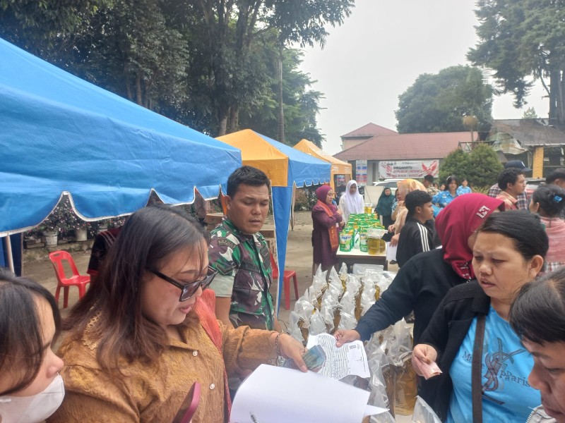 Ringankan Ekonomi Masyarakat, Kodim 0205/Tanah Karo, LPI dan Bulog Gelar Pasar Murah di SMA Negeri Berastagi