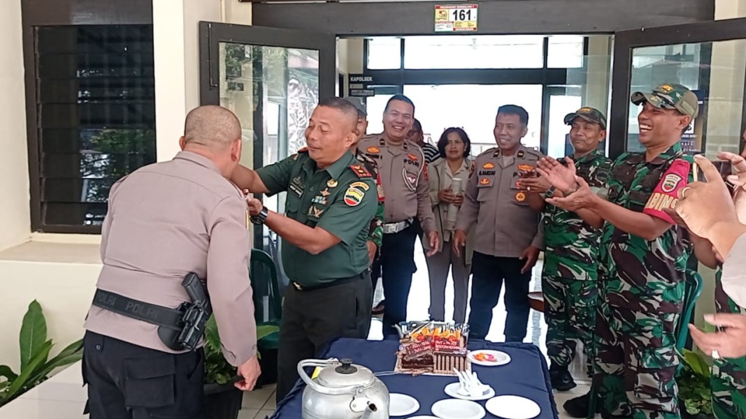Di Hut Bayangkara Ke-79, Danramil 03/BT Mayor Chb Vinchen Bangun Bersama Jajaran Beri Kejutan di Polsek Berastagi Di Hut Bayangkara Ke-79, Danramil 03/BT Mayor Chb Vinchen Bangun Bersama Jajaran Beri Kejutan di Polsek Berastagi