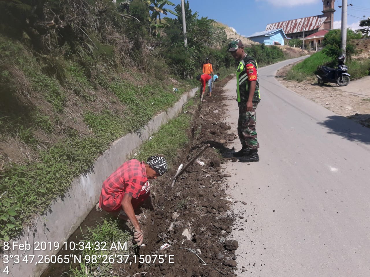 Babinsa Koramil 06/Munthe Bantu Masyarakat Pemasangan Pipa Air di Desa Gurubenua