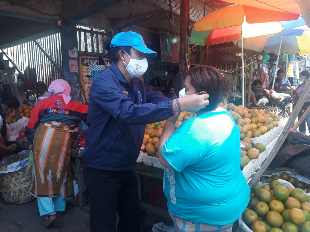 Deputi Pemberantasan BNN - RI Gelar Bagi - bagi Masker dan Sosialisasi Narkoba ke Warga di Karo