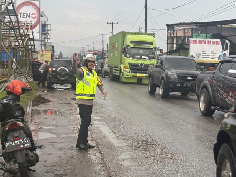 Meski Hujan, Kasat Lantas Polres Tanah Karo AKP Rabiah Adawiyah Terjun Langsung Atur Lalulintas